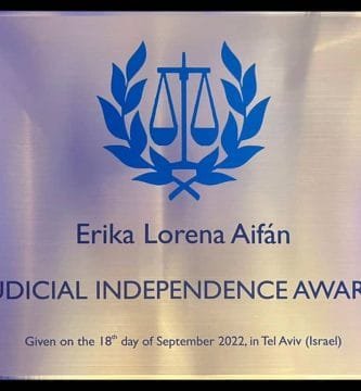 Ex jueza Erika Aifan recibió premio internacional