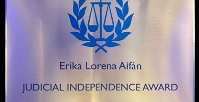 Ex jueza Erika Aifan recibió premio internacional