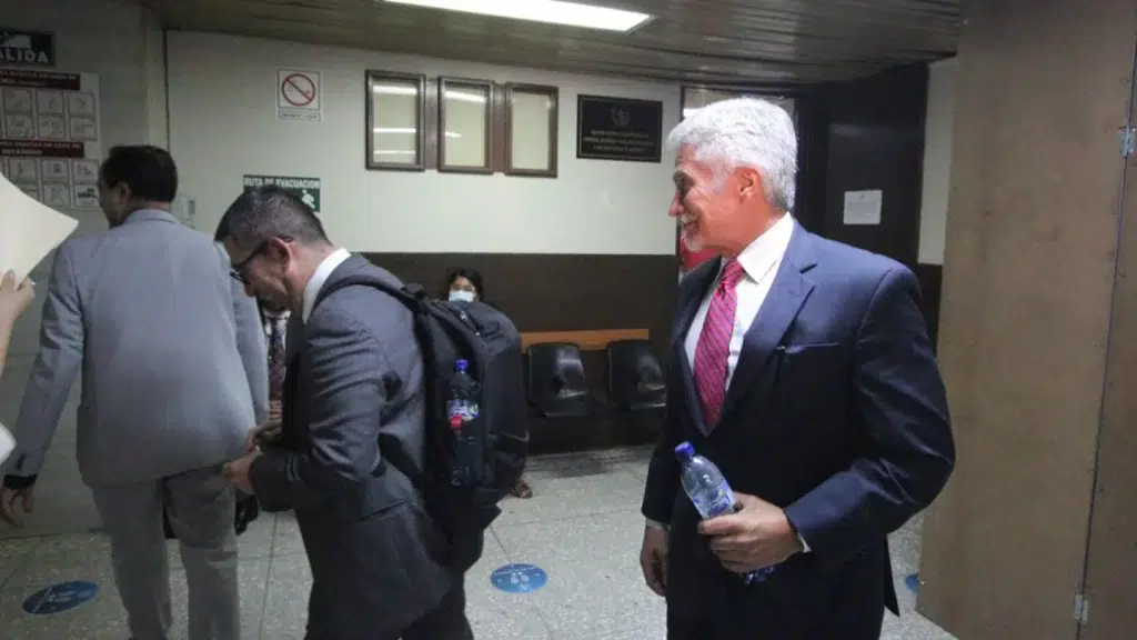 Ricardo Méndez Ruiz en los tribunales de la Ciudad de Guatemala. Foto de Juan Rosales.